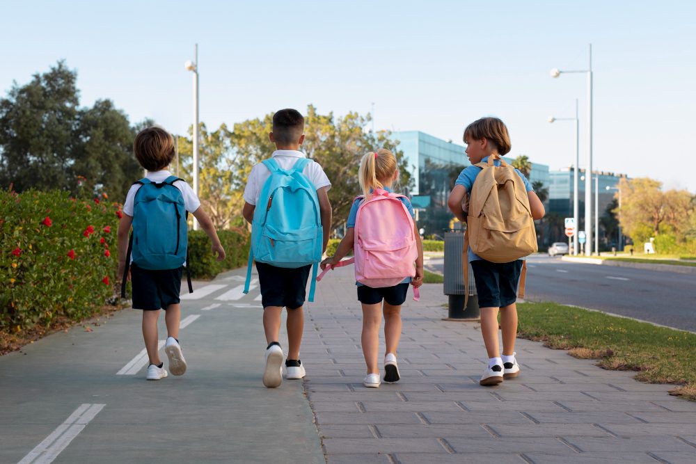 kinder-gehen-gemeinsam-zurueck-in-die-schule