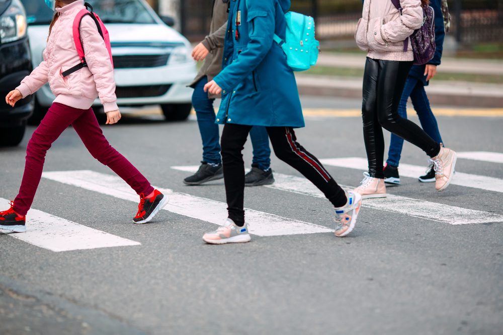 schulkinder-ueberqueren-die-strasse-in-medizinischen-masken-kinder-gehen-zur-schule