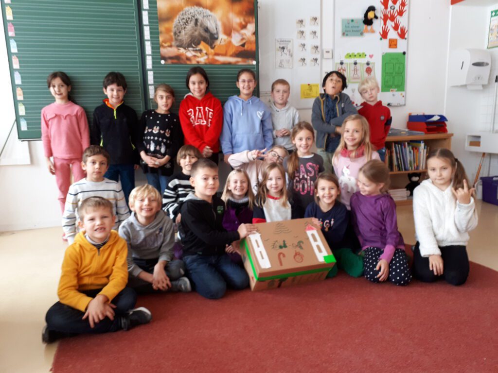 Eine Gruppe von Kindern in einem Klassenzimmer