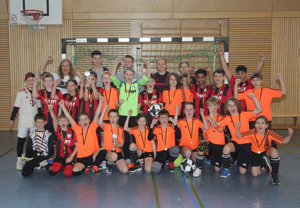 Jugend-Fußballmannschaft feiert Turniersieg in der Halle