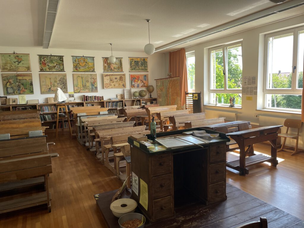 Blick ein ein Klassenzimmer von früher mit altem Mobiliar