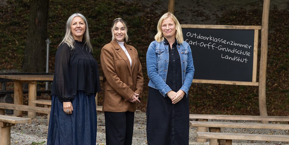 Offizielle Einweihung in Landshut am 23. September 2025: von links nach rechts – Beate Loria (Schulleiterin), Liliya Aleksandrova (Marketing & PR der VR Bank Niederbayern-Oberpfalz), Kerstin Fischer (Vorsitzende des Fördervereins der GS Carl Orff) Foto: Marina Schießl/ VR Bank Niederbayern-Oberpfalz)