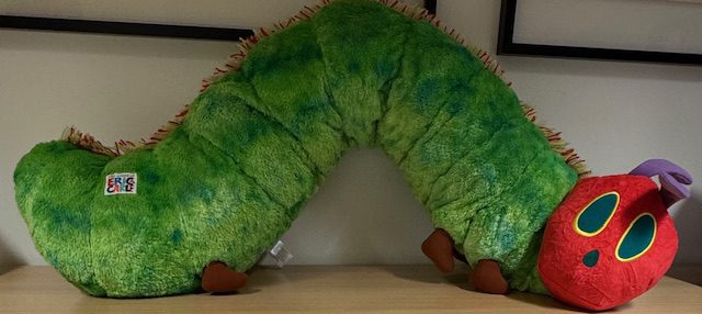 Große grüne Raupe als Stofftier: Raupe Nimmersatt