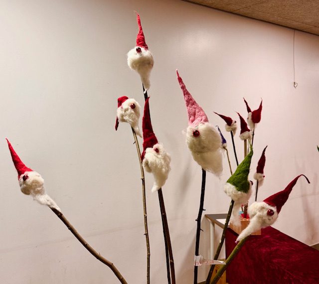 kleine Nikolausköpfe aus Ton stecken auf Holzstecken