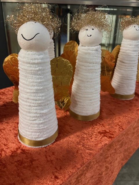 Engel auf gewickelten Fäden stehen bereit zum Verkauf