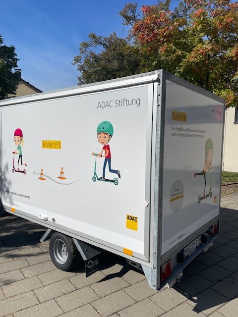 Rollerfit-Anhänger steht vor der Schule.