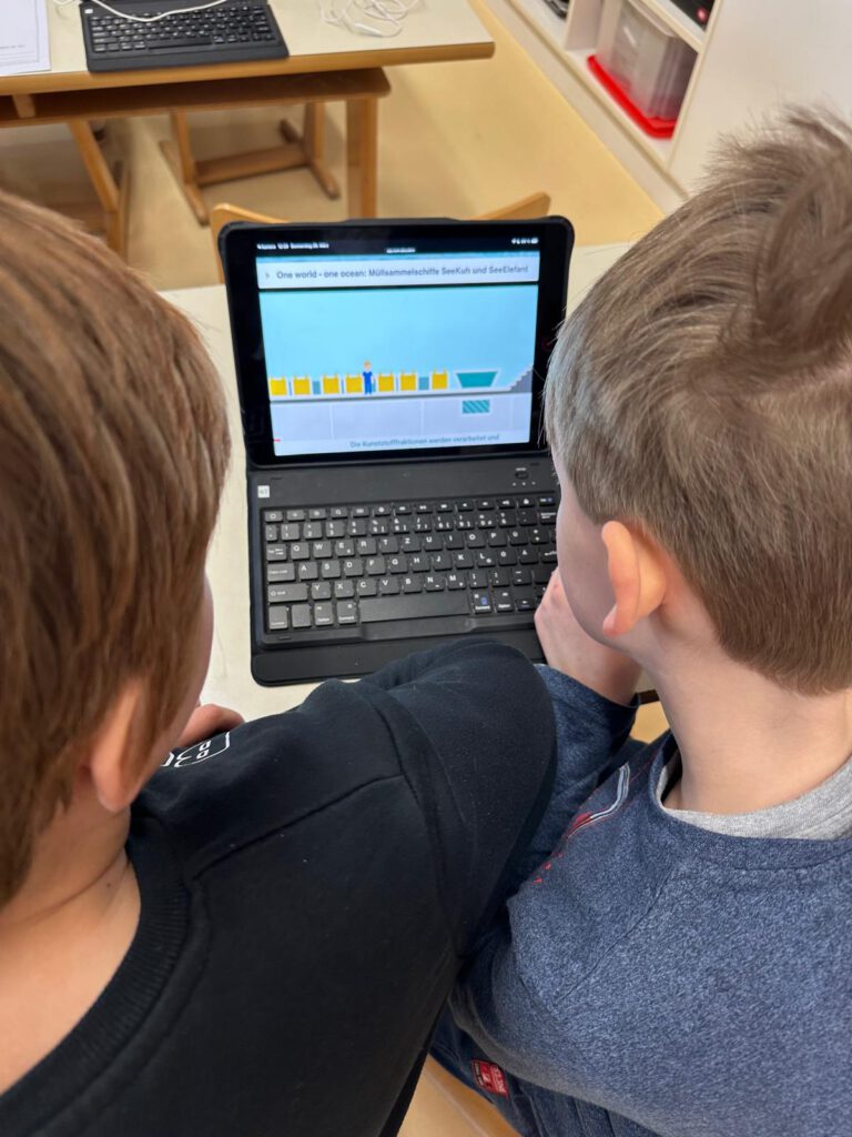 Kinder arbeiten an einer interaktiven Übung am iPad