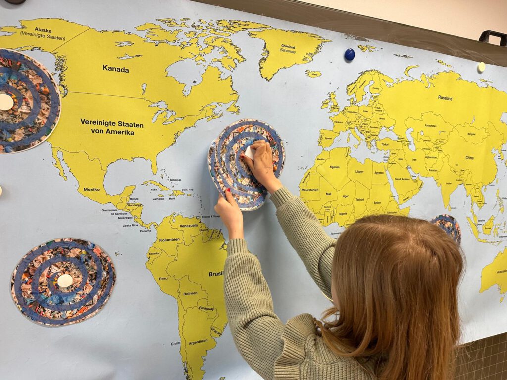 Kinder arbeiten an der Weltkarte